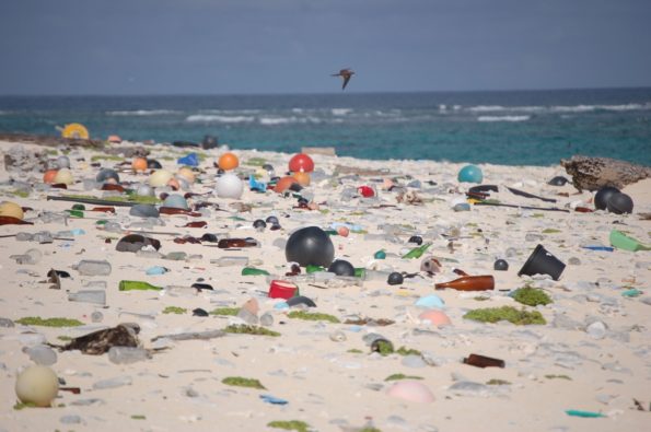 Permanent mit Plastik zugemüllter Strand